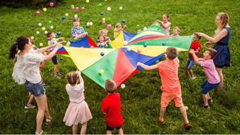 Bambini felici che sventolano bandiera colorata